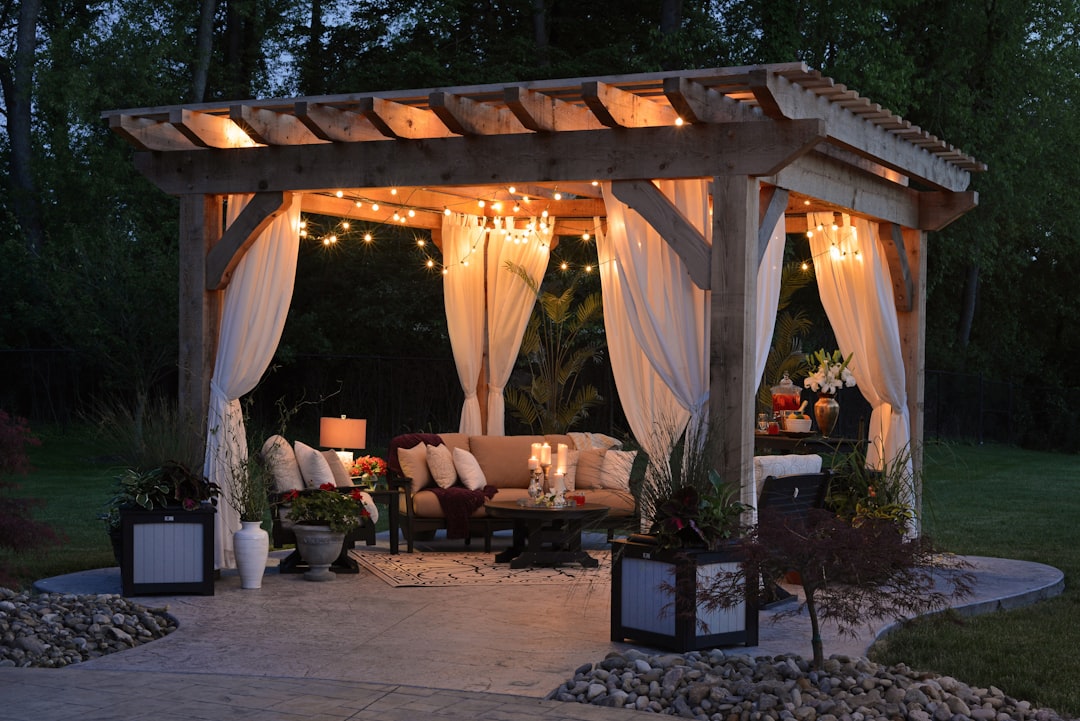 Prachtige klimop bedekt veranda's witte pergola. Prachtige klimop bedekt veranda's witte pergola.
