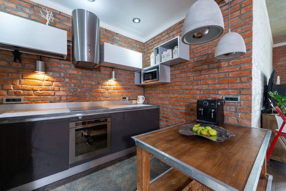 Houtgestookte oven in bakstenen winterkeuken.