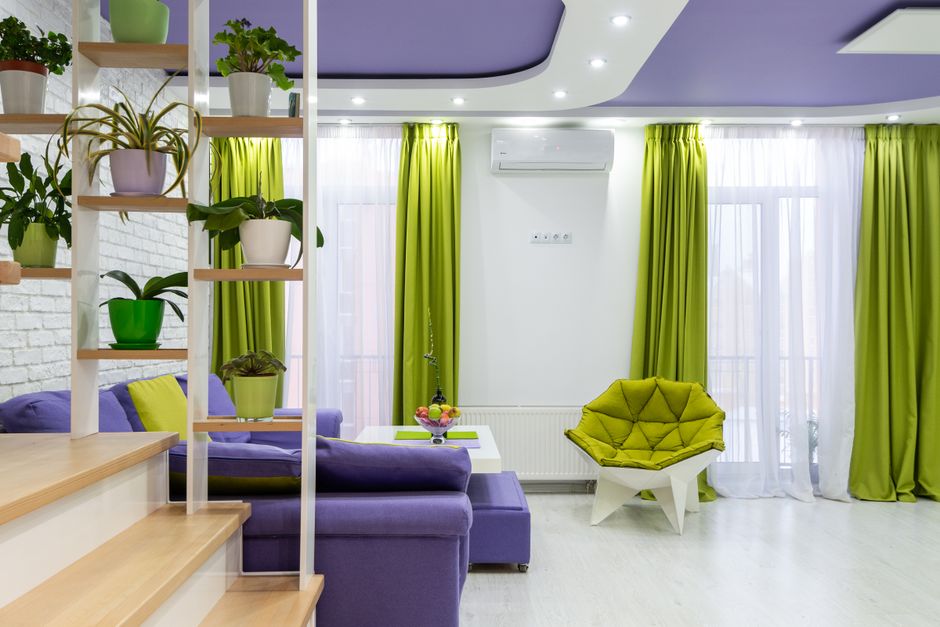 Groene planten in woonkamer met herfstdecor.